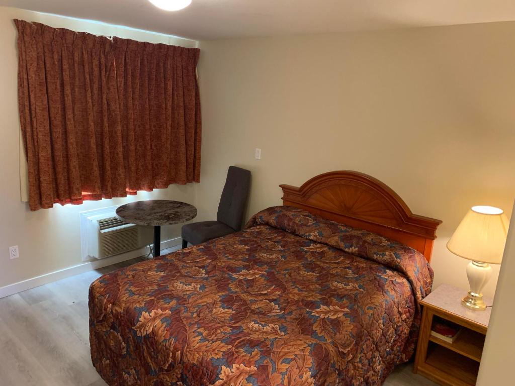 Postel nebo postele na pokoji v ubytování Red Deer Inn & Suites