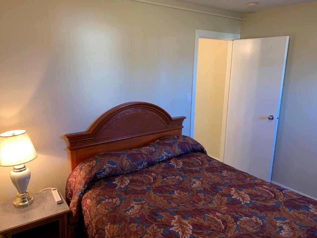 Postel nebo postele na pokoji v ubytování Red Deer Inn & Suites
