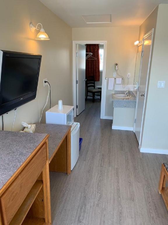 TV a/nebo společenská místnost v ubytování Red Deer Inn & Suites