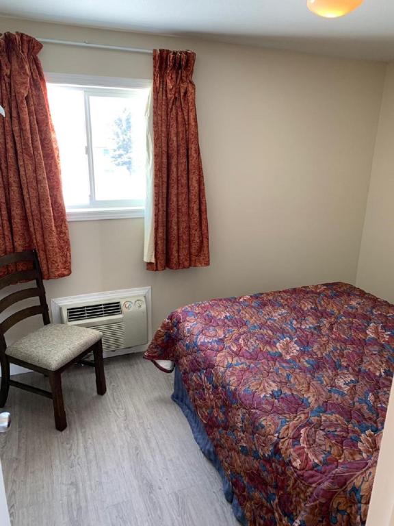 Postel nebo postele na pokoji v ubytování Red Deer Inn & Suites
