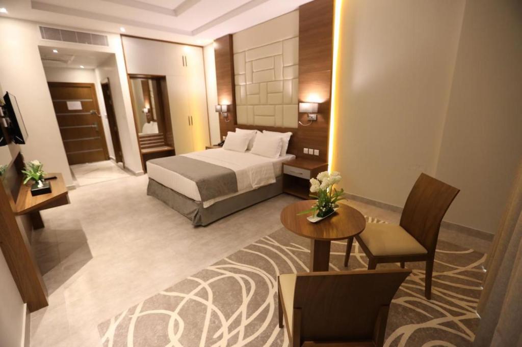 Postel nebo postele na pokoji v ubytování Diamond Tower Hotel