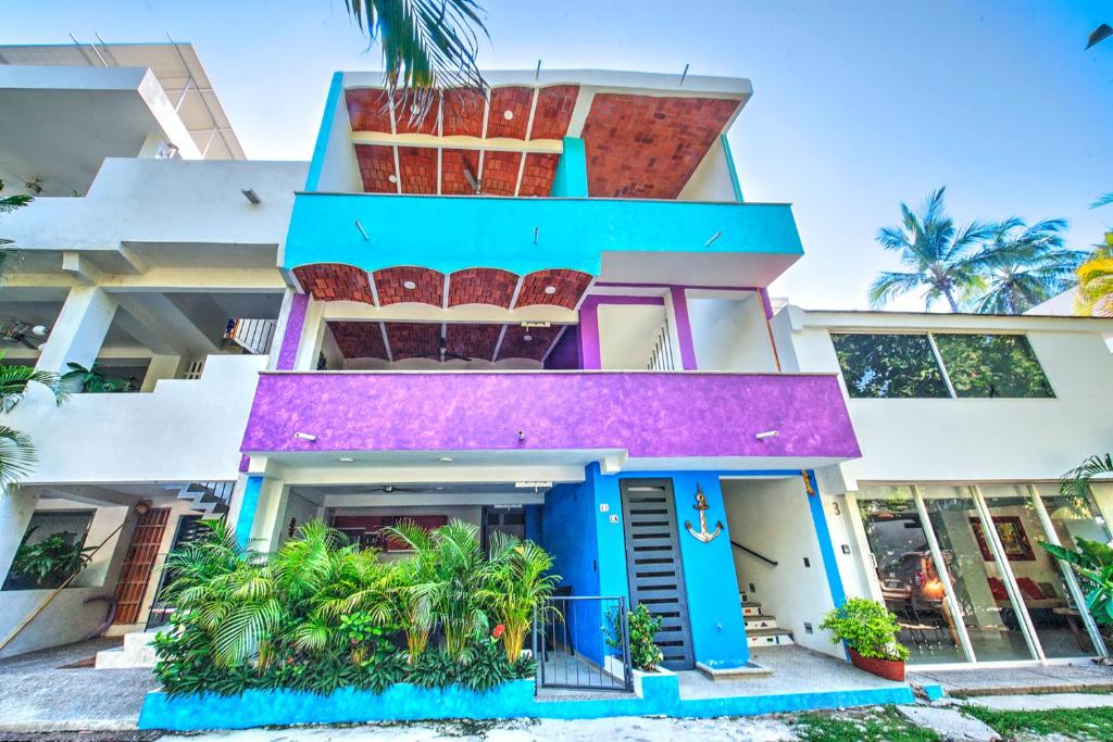 una casa colorida con techo púrpura en CASA KANELO, en Sayulita