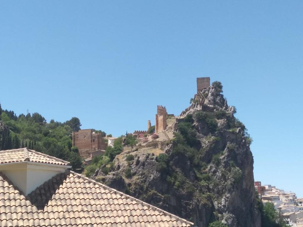 zamek na szczycie góry z domami w obiekcie Alojamiento Mirador del Castillo w mieście La Iruela