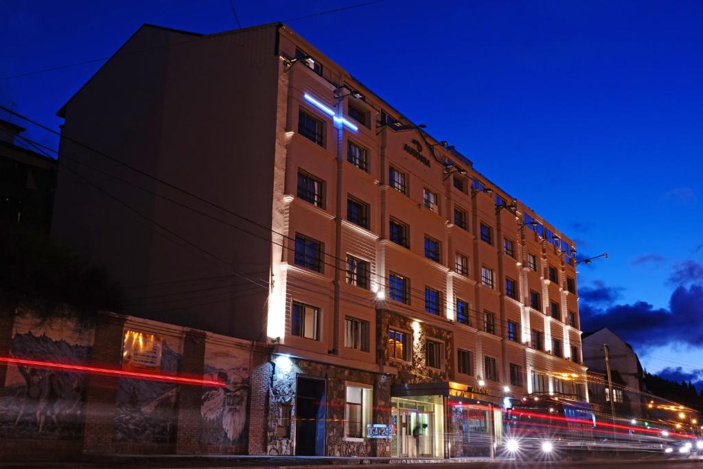 un edificio con luces de noche. en HOTEL AUSONIA en San Carlos de Bariloche