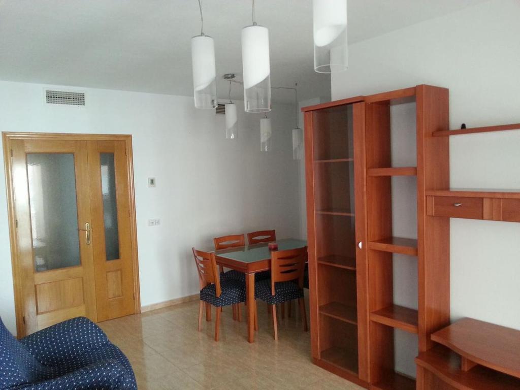 een woonkamer met een eettafel en stoelen bij Apartamento Florencia in Murcia