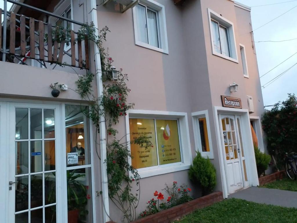 a pink building with windows and a balcony at Villa Termal in Federación