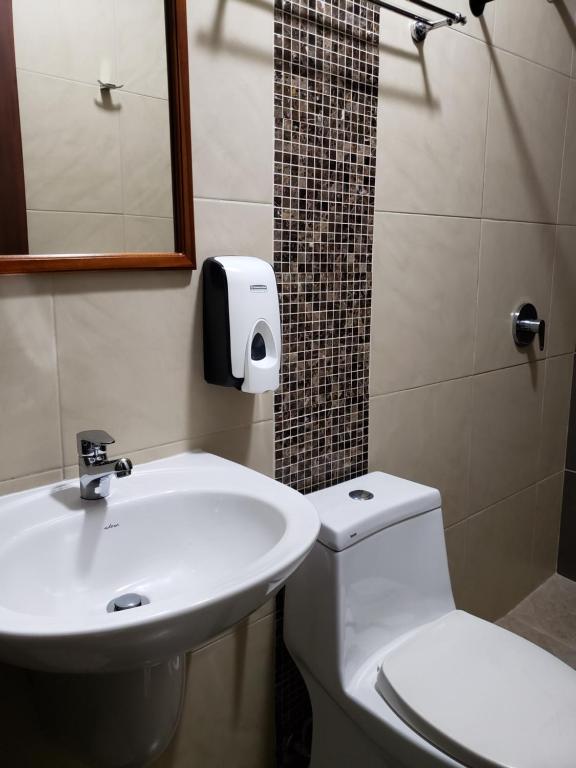 Koupelna v ubytování DC Suites Aeropuerto