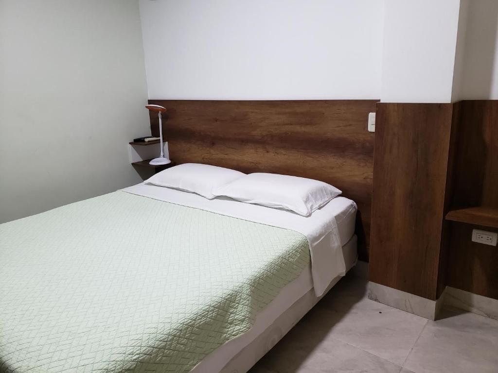 Postel nebo postele na pokoji v ubytování DC Suites Aeropuerto