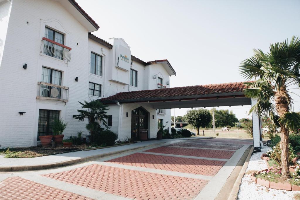 a view of the front of the hotel at All Seasons Inn & Suites in Memphis