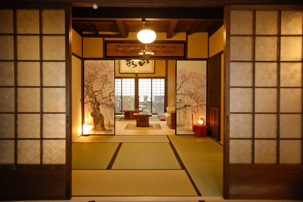 een kamer met uitzicht op een gang met een deur bij Yamagata Kyomachi Hatago Nishijin in Kyoto