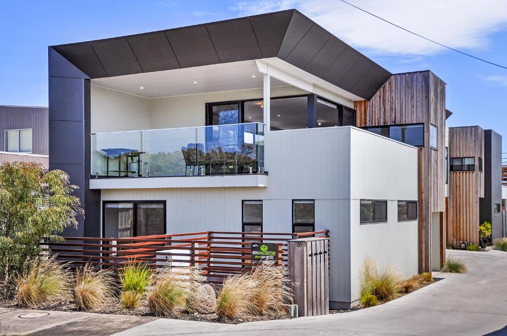 Gallery image of Thunder Point in Warrnambool