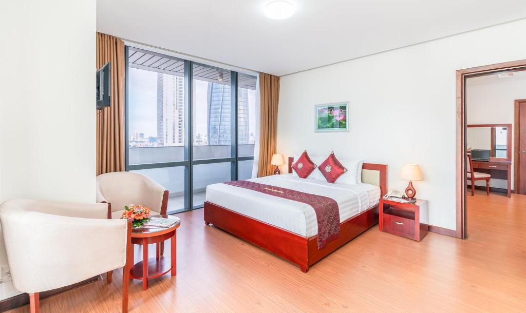 Postel nebo postele na pokoji v ubytování Da Nang Han River Hotel