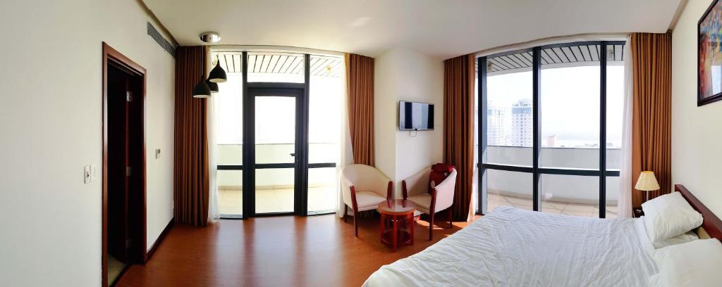 Postel nebo postele na pokoji v ubytování Da Nang Han River Hotel