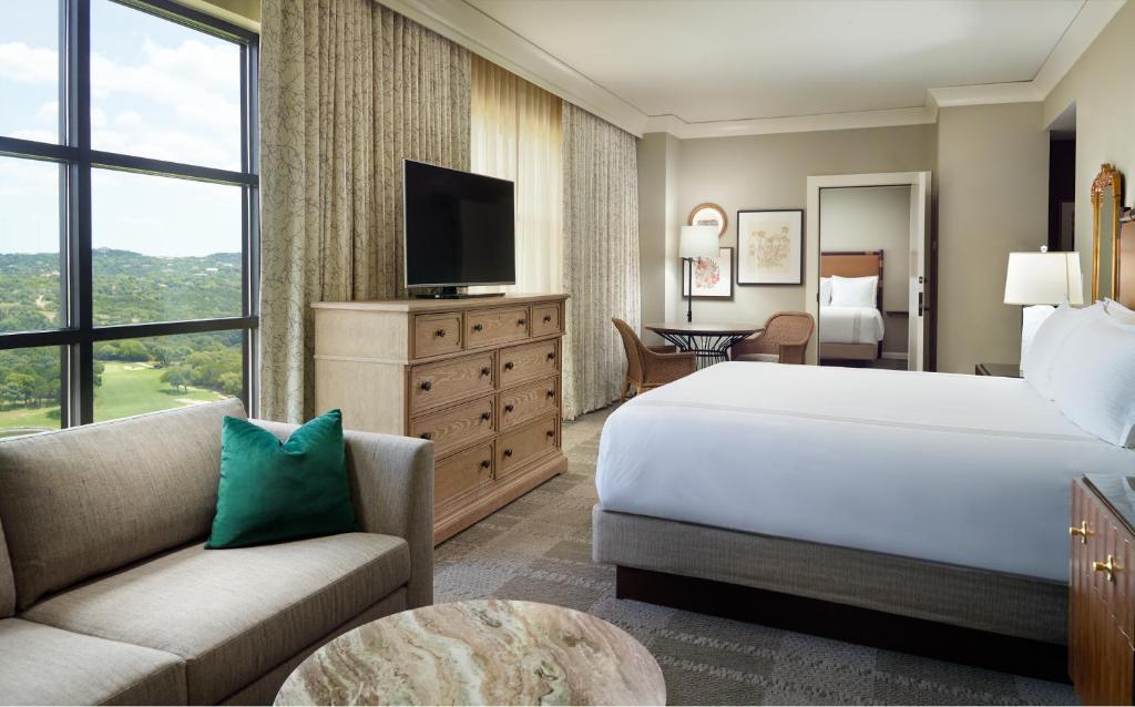 Postel nebo postele na pokoji v ubytování Omni Barton Creek Resort and Spa Austin