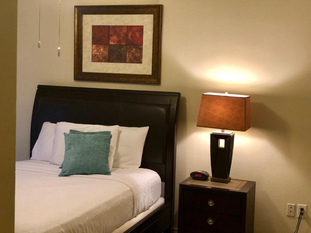 Letto o letti in una camera di The Reside Fully Furnished Condos - Medical Stays Welcome