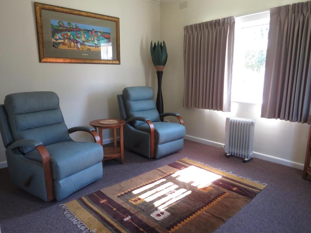 Posezení v ubytování Lakes Entrance Waterfront Cottages with King Beds