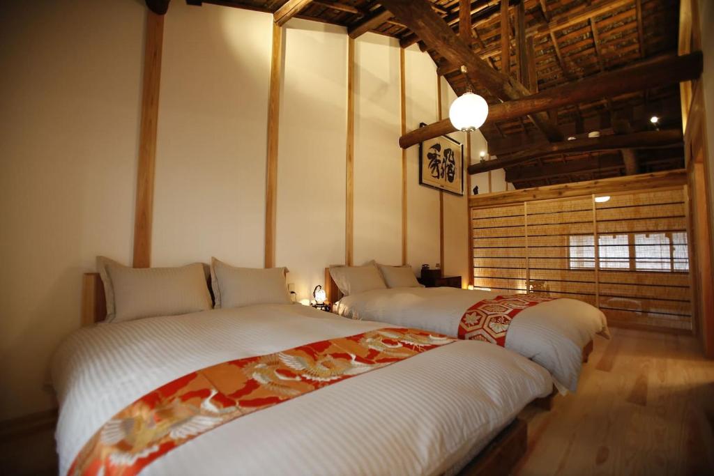a room with two beds in a room with at Yamagata Kyomachi Hatago Gojo Nishinotoin in Kyoto
