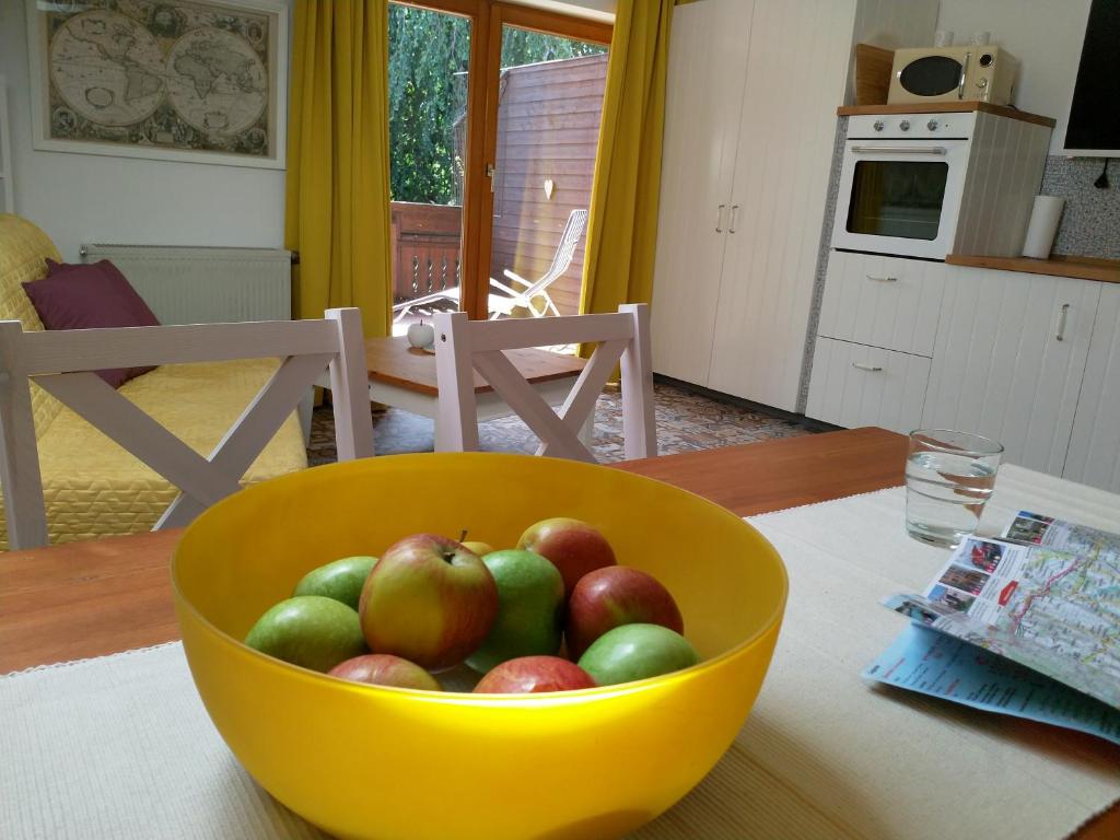 uma tigela amarela de maçãs sentada numa mesa em Appartements Apfelblüte em Bad Feilnbach