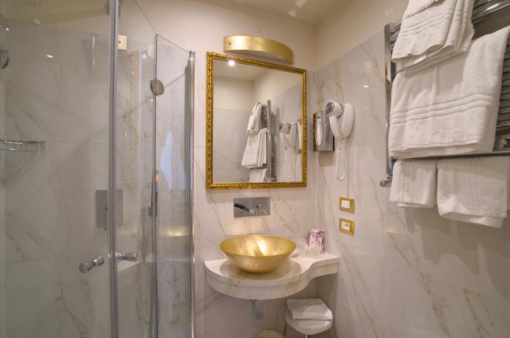 ヴェネツィアにあるHotel Bel Sito e Berlinoのバスルーム(洗面台、シャワー付)