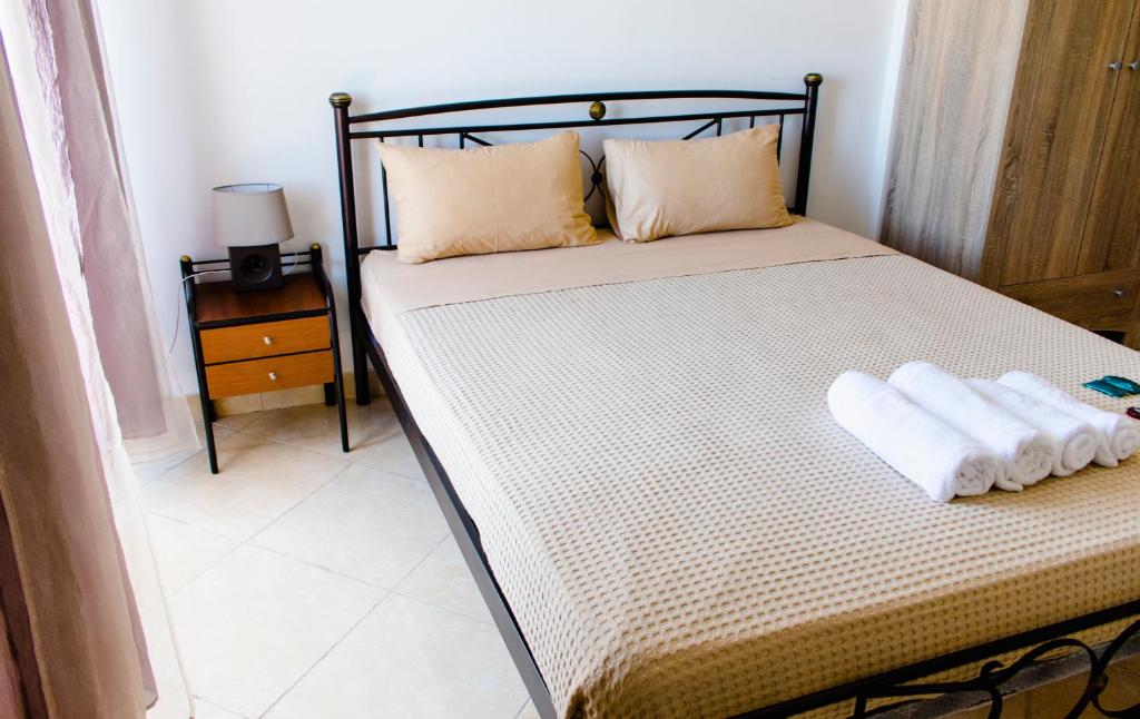 Postel nebo postele na pokoji v ubytování Nikolakakis Rooms Lavrio