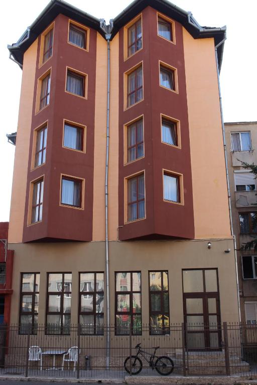 Un edificio con una bicicleta estacionada enfrente. en Rooms Cristian, en Deva