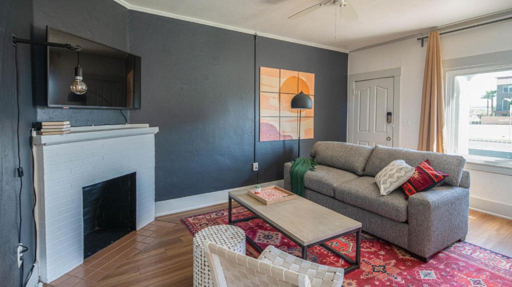 Cozy 2BR Home near Roosevelt Row by WanderJaunt