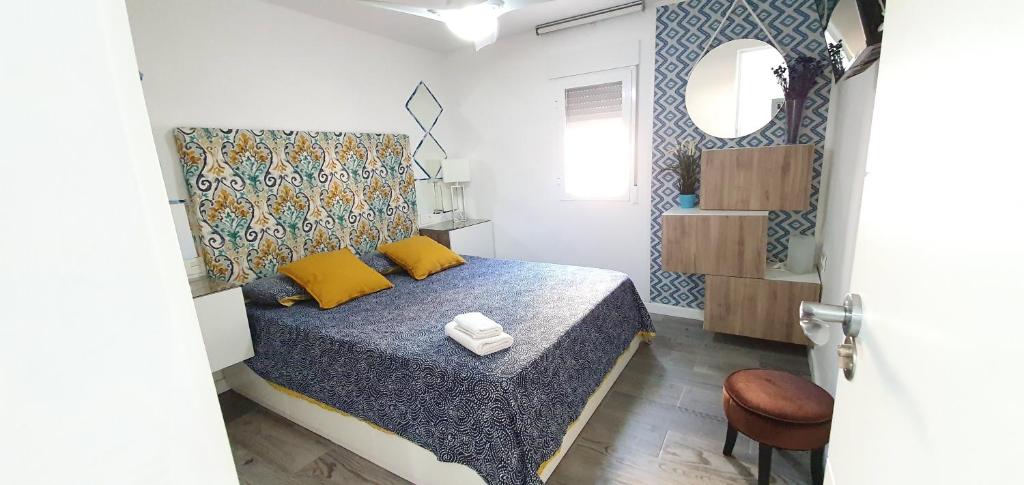 グラナダにあるModerno apartamento Palacio de Congresosのベッドルーム1室(黄色い枕のベッド1台付)
