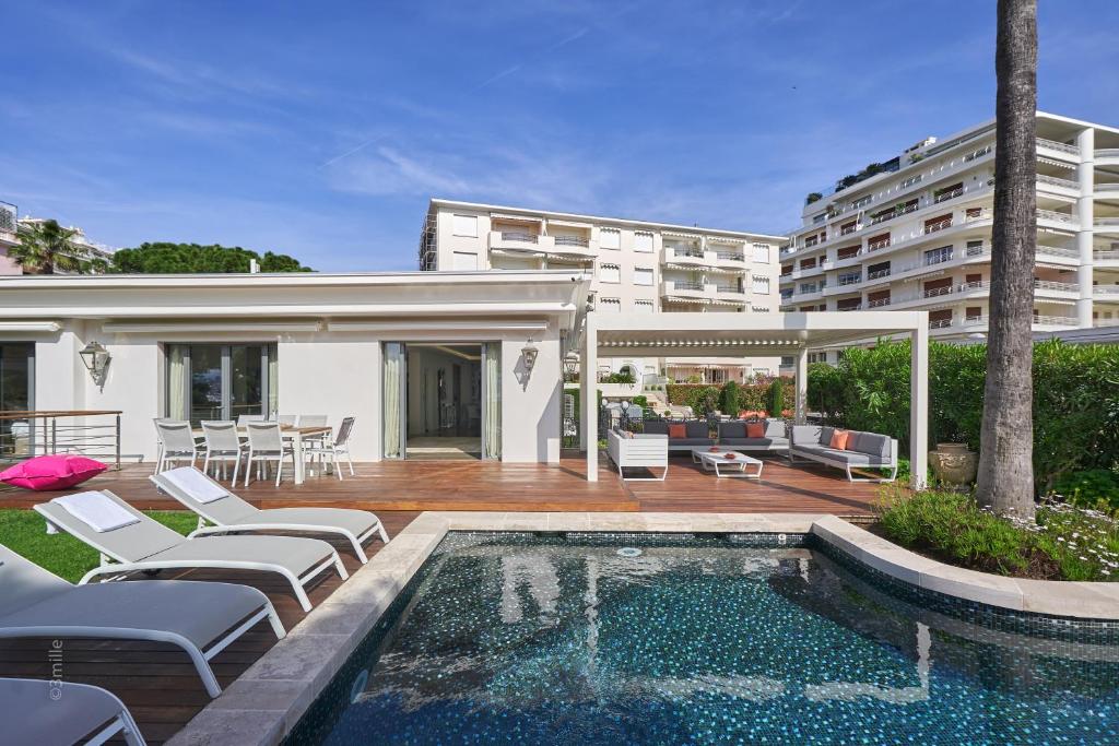 Photo de la galerie de l'établissement FRGK"Contemporary Villa on the Croisette with Stunning Sea Views & Private Pool!!!, à Cannes