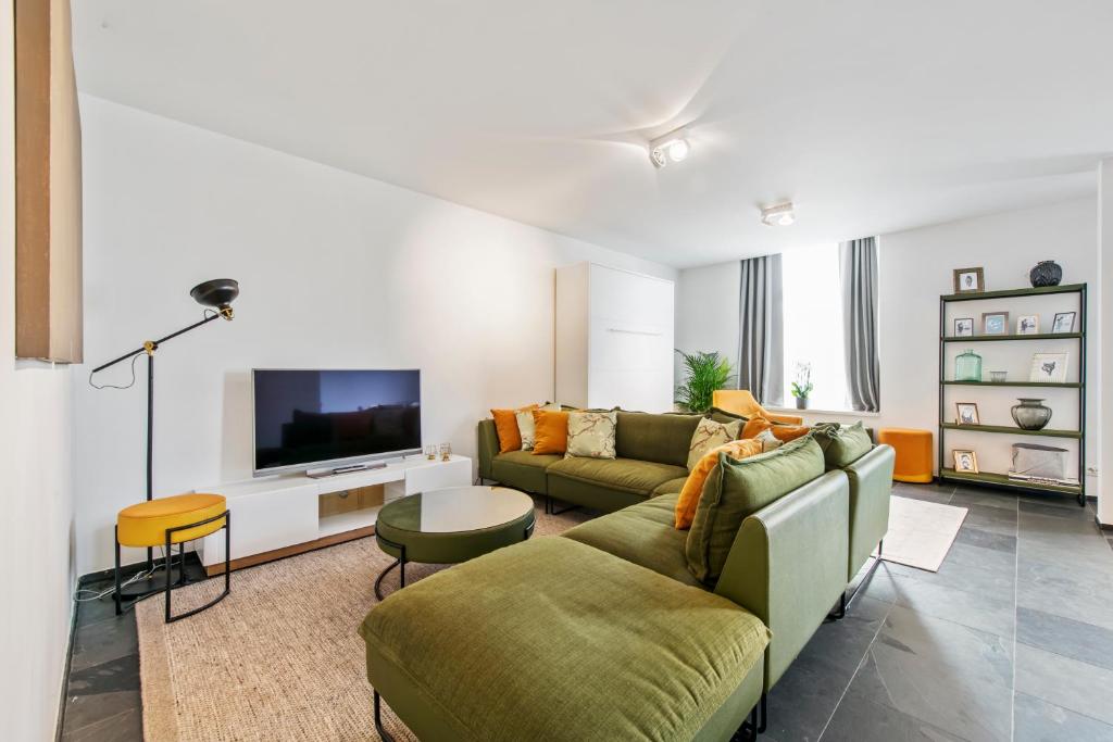 Μια τηλεόραση ή/και κέντρο ψυχαγωγίας στο Classy Apartment in City Center with Large Balcony