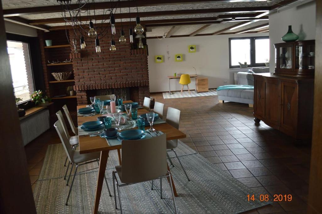 Schwäbische Alb & Messe Stuttgart ganz nah في Großbettlingen: غرفة طعام مع طاولة مع أطباق زرقاء عليها