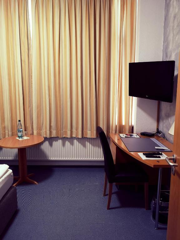 Televiisor ja/või meelelahutuskeskus majutusasutuses Hotel Zur Alten Druckerei