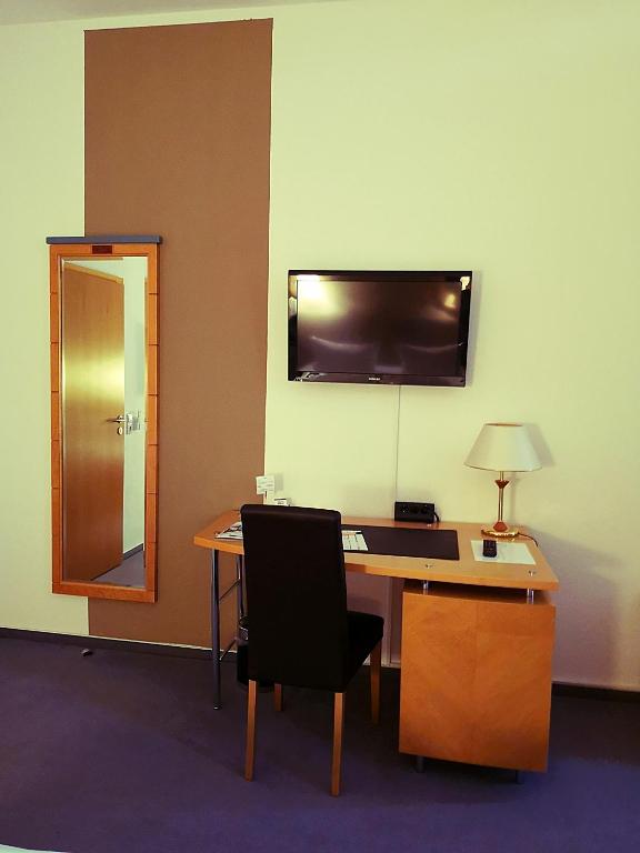 Televiisor ja/või meelelahutuskeskus majutusasutuses Hotel Zur Alten Druckerei
