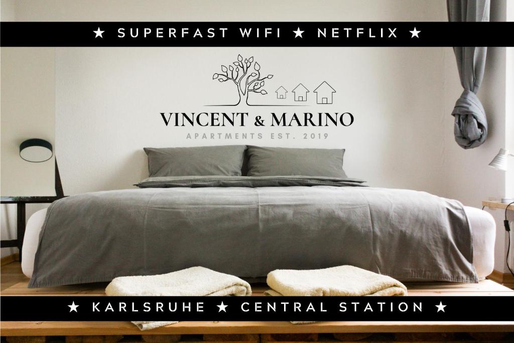 um quarto com uma cama com um sinal de consentimento e aviso em #centralstation #130qm Hauptbahnhof #netflix em Karlsruhe