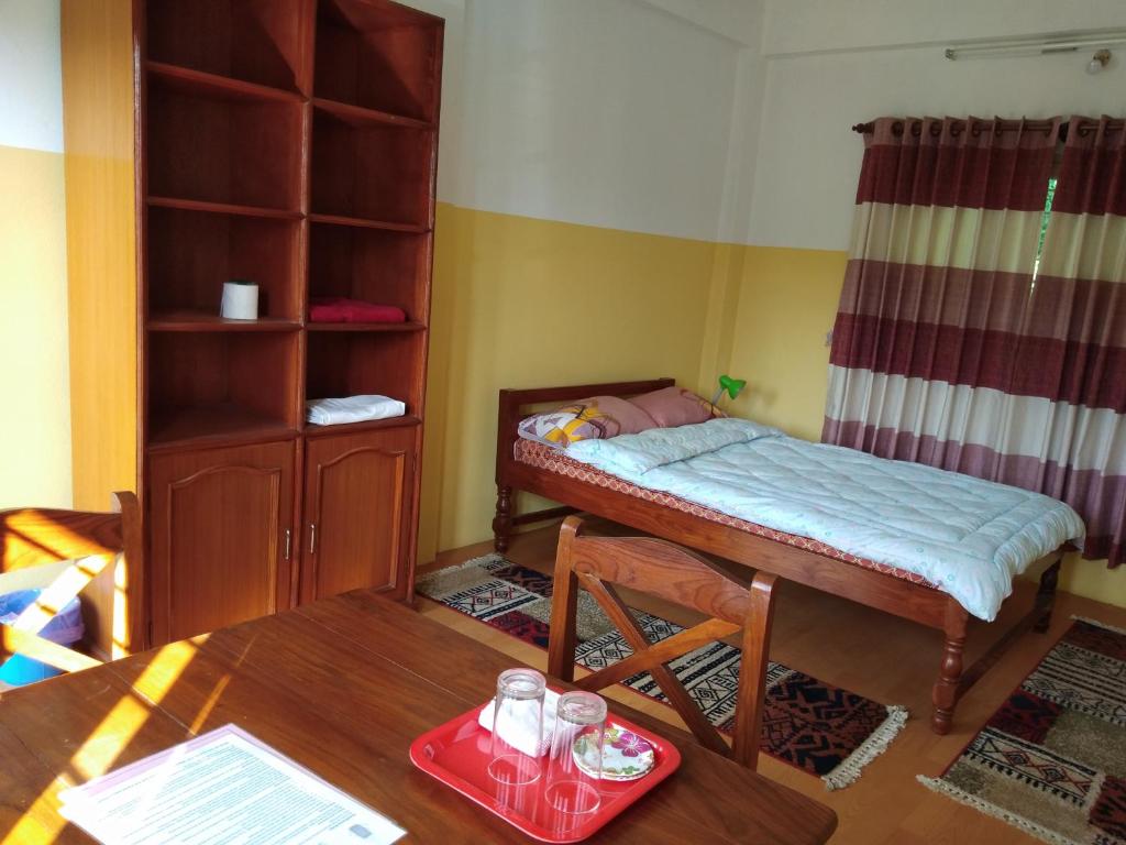 Rúm í herbergi á Happy Sedi Lodge