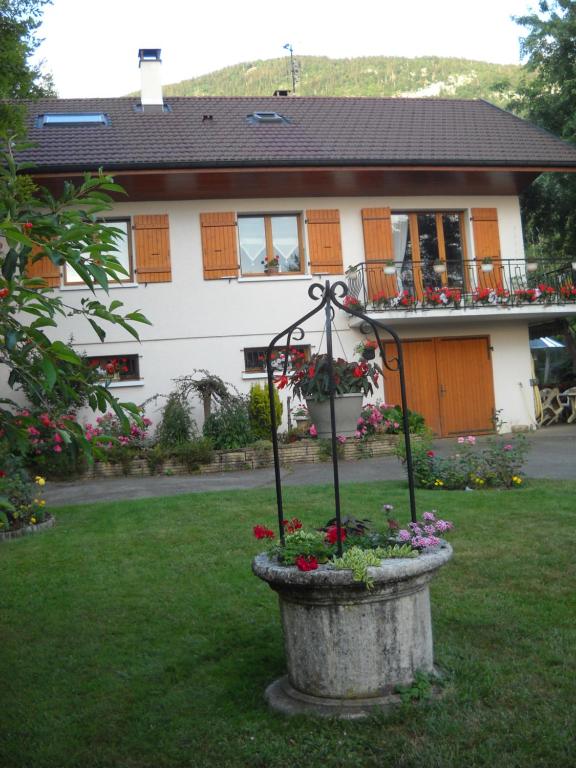 a house with a flower pot in the yard at LA CONTAMINE in Nâves-Parmelan