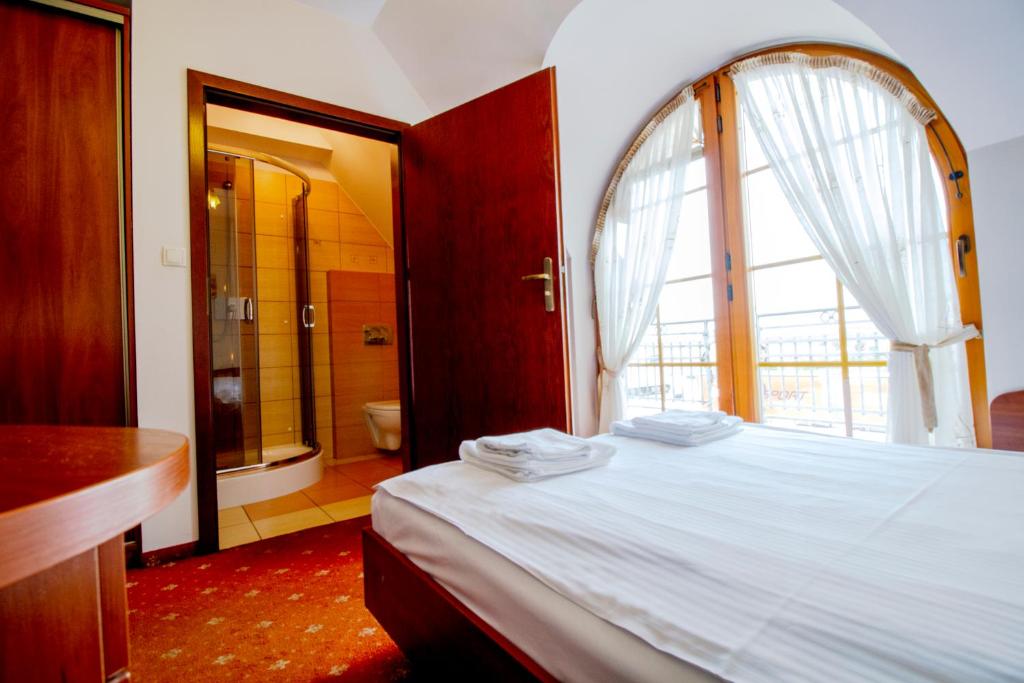 Posteľ alebo postele v izbe v ubytovaní Hotel Stary Młyn