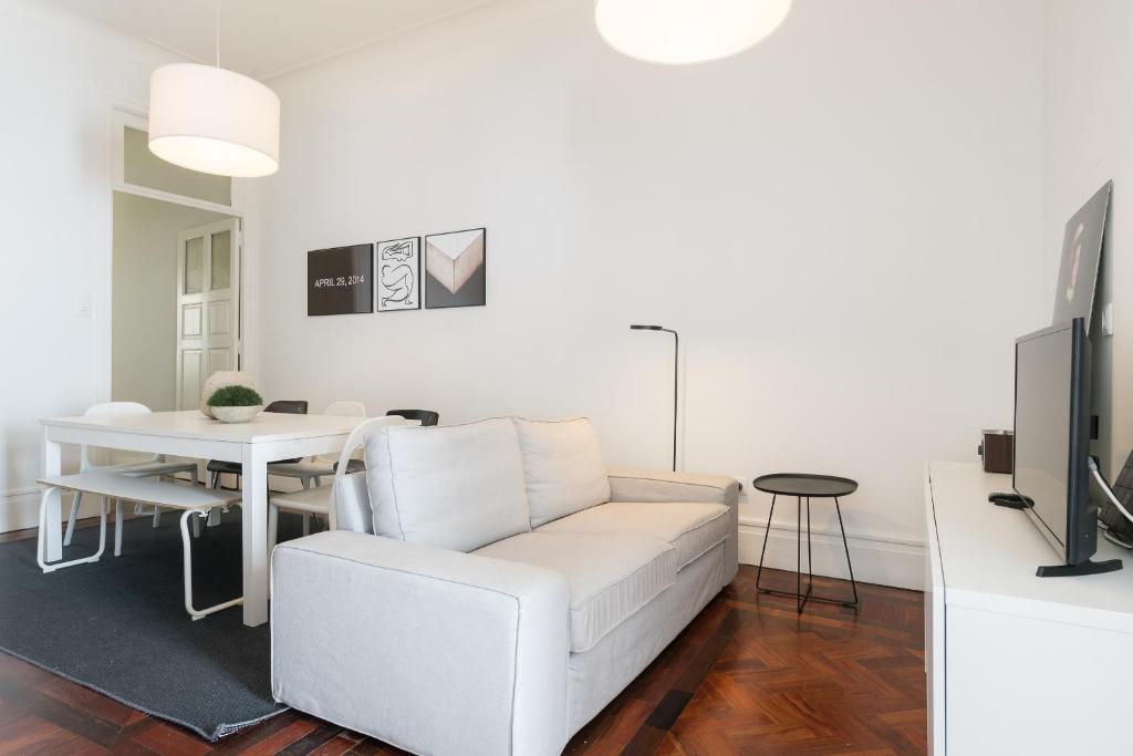 TV a/nebo společenská místnost v ubytování Baixa24 · City Center Private Sun Deck Apartment