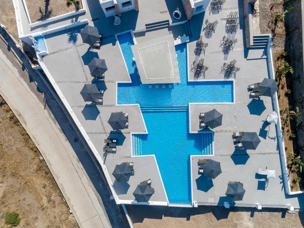 una vista aérea de una piscina en un complejo en Desiterra Resort, en Fira