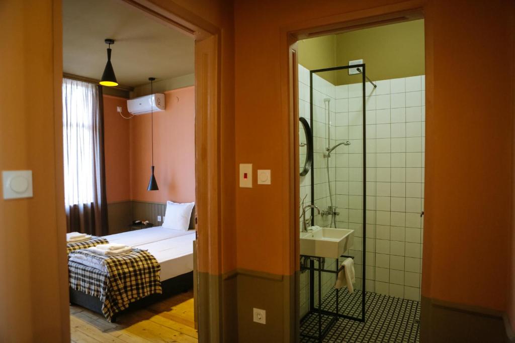 - une chambre avec un lit et une salle de bains pourvue d'une douche dans l'établissement Beautiful best location apartment Red Mouse, à Plovdiv