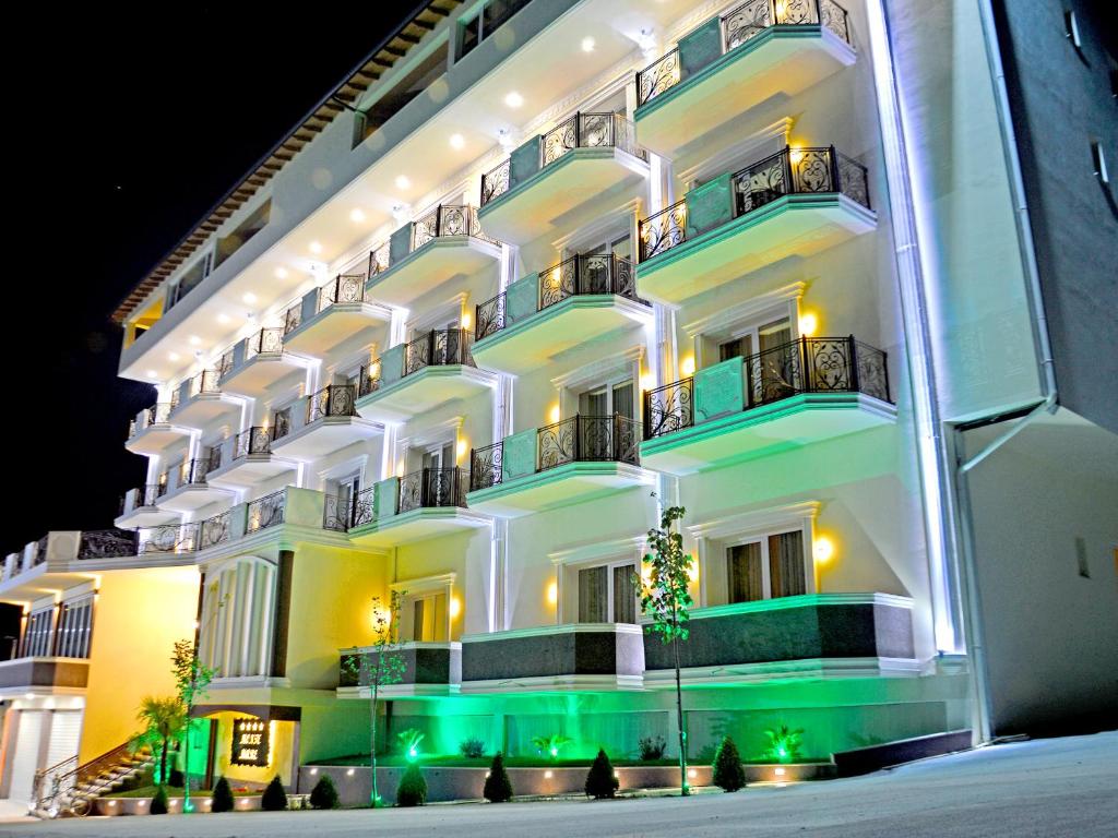 發羅拉的住宿－Monte Mare Hotel，一座白色的大建筑,绿灯