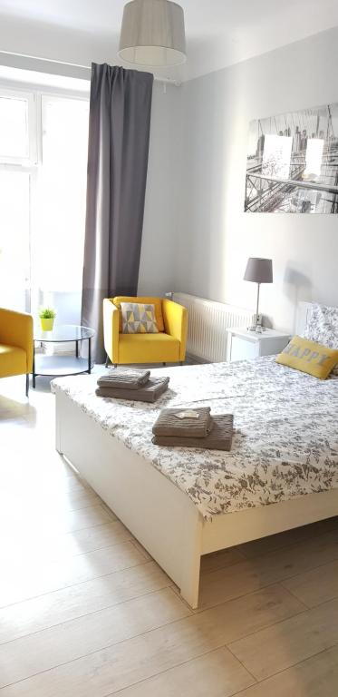 Posteľ alebo postele v izbe v ubytovaní Colourful Rooms Wrocław