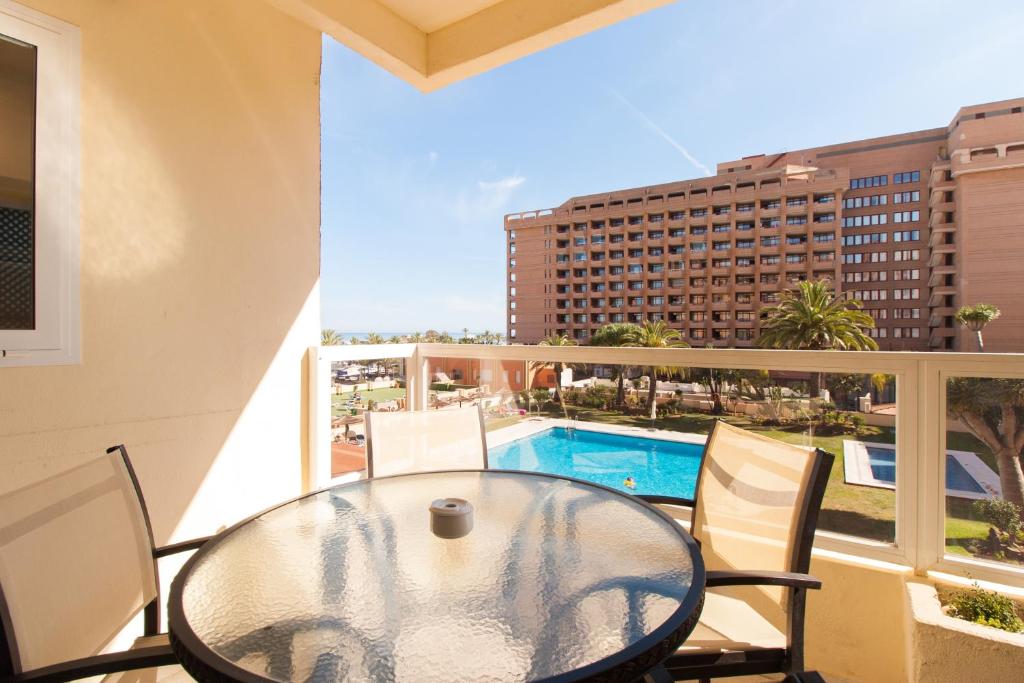 Bazén v ubytování Hotel Apartamento PYR Fuengirola private sunny pool side nebo v jeho okolí