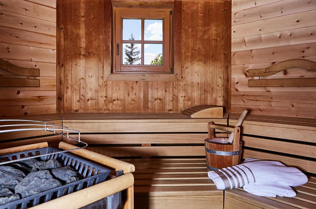 Postel nebo postele na pokoji v ubytování Hotel Häuserl im Wald
