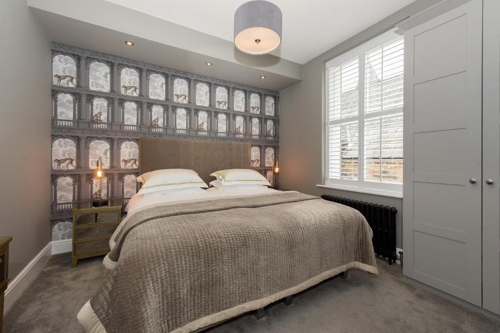 哈羅蓋特的住宿－Belford by Harrogate Serviced Apartments，一间卧室设有一张大床和一个窗户。