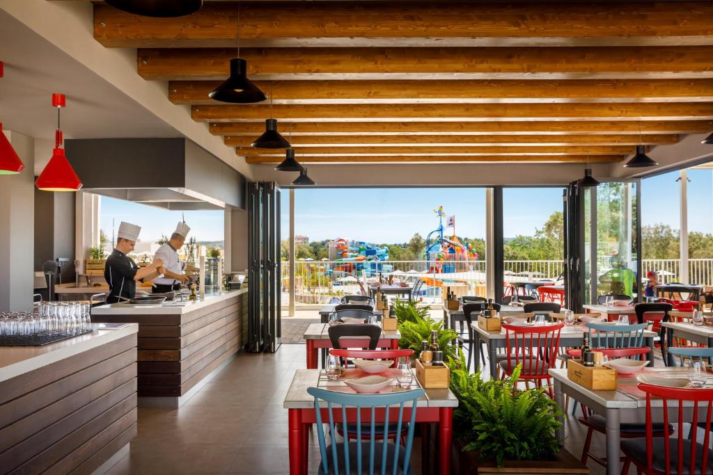 Reštaurácia alebo iné gastronomické zariadenie v ubytovaní Victoria Mobilehome in Istra Premium Camping Resort