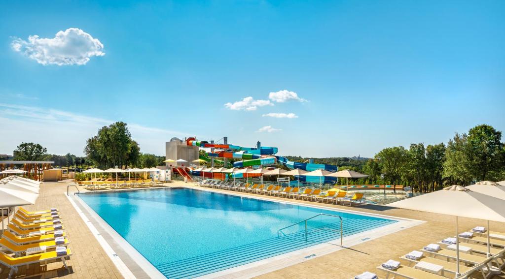 Bazén v ubytovaní Victoria Mobilehome in Istra Premium Camping Resort alebo v jeho blízkosti