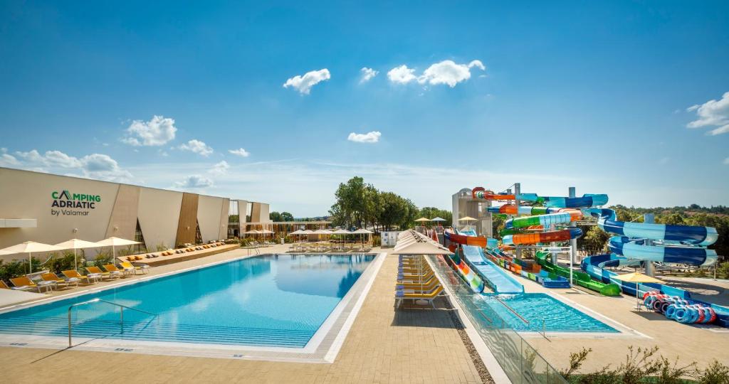 Bazén v ubytovaní Victoria Mobilehome in Istra Premium Camping Resort alebo v jeho blízkosti