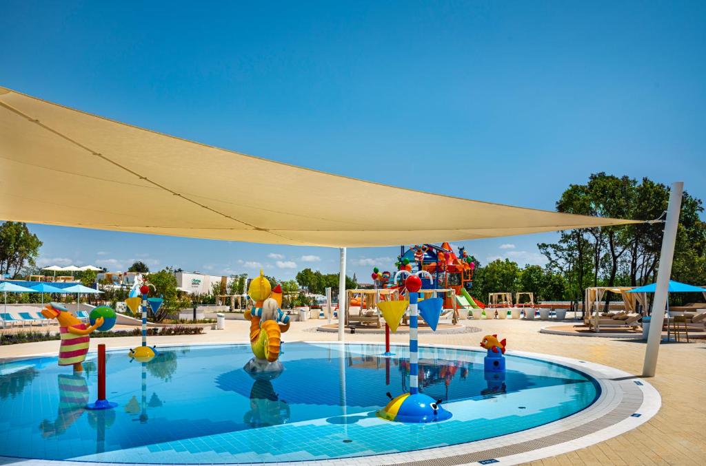 Bazén v ubytovaní Victoria Mobilehome in Istra Premium Camping Resort alebo v jeho blízkosti