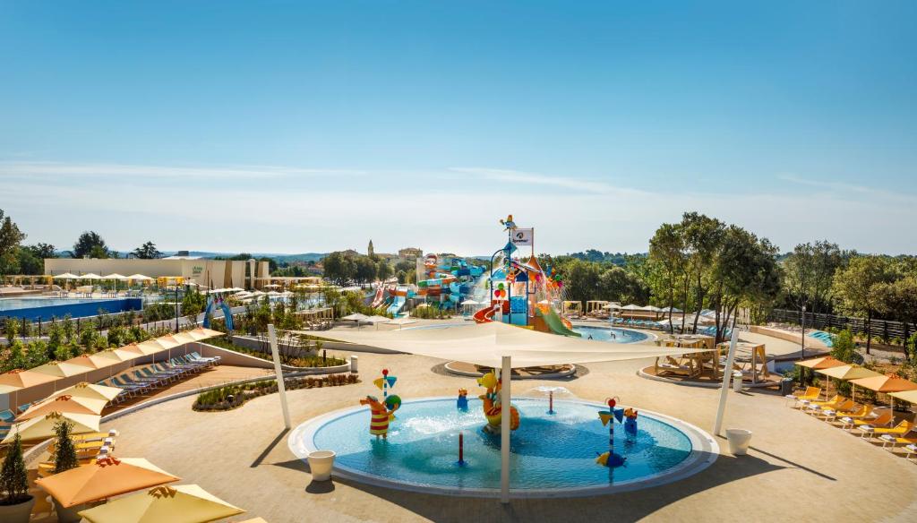 Bazén v ubytovaní Victoria Mobilehome in Istra Premium Camping Resort alebo v jeho blízkosti