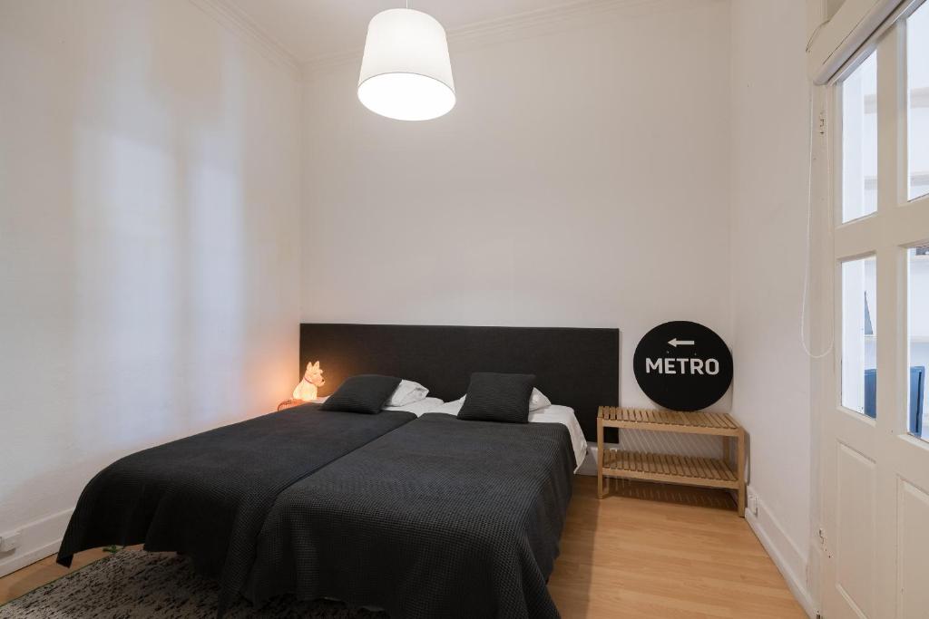 ein weißes Schlafzimmer mit einem großen Bett und einer schwarzen Decke in der Unterkunft Baixa24 •P2L• Apartamento T1 no centro histórico in Porto